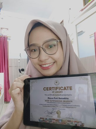 Mahasiswi Fakultas Hukum UPN Veteran Jakarta meraih Juara 2 dan Paper Terbaik AYIMUN4