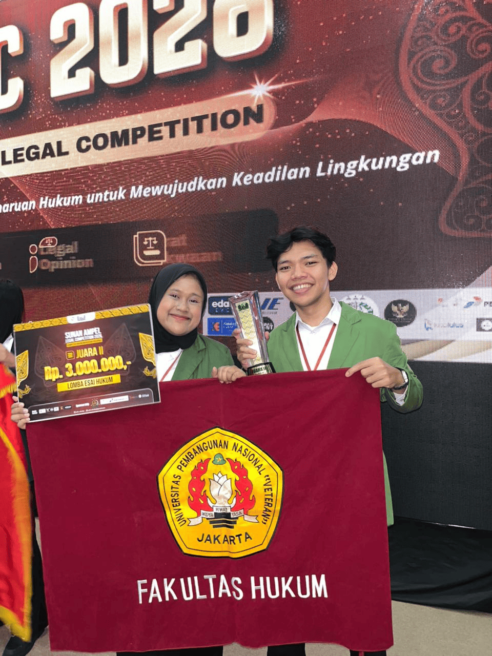 Delegasi Forum Riset dan Debat Mahasiswa (FRDM) Fakultas Hukum UPN “Veteran” Jakarta menerima penghargaan Juara II dalam Kompetisi Esai Hukum Nasional Sunan Ampel Legal Competition 2026 di Fakultas Syariah dan Hukum UIN Sunan Ampel Surabaya.