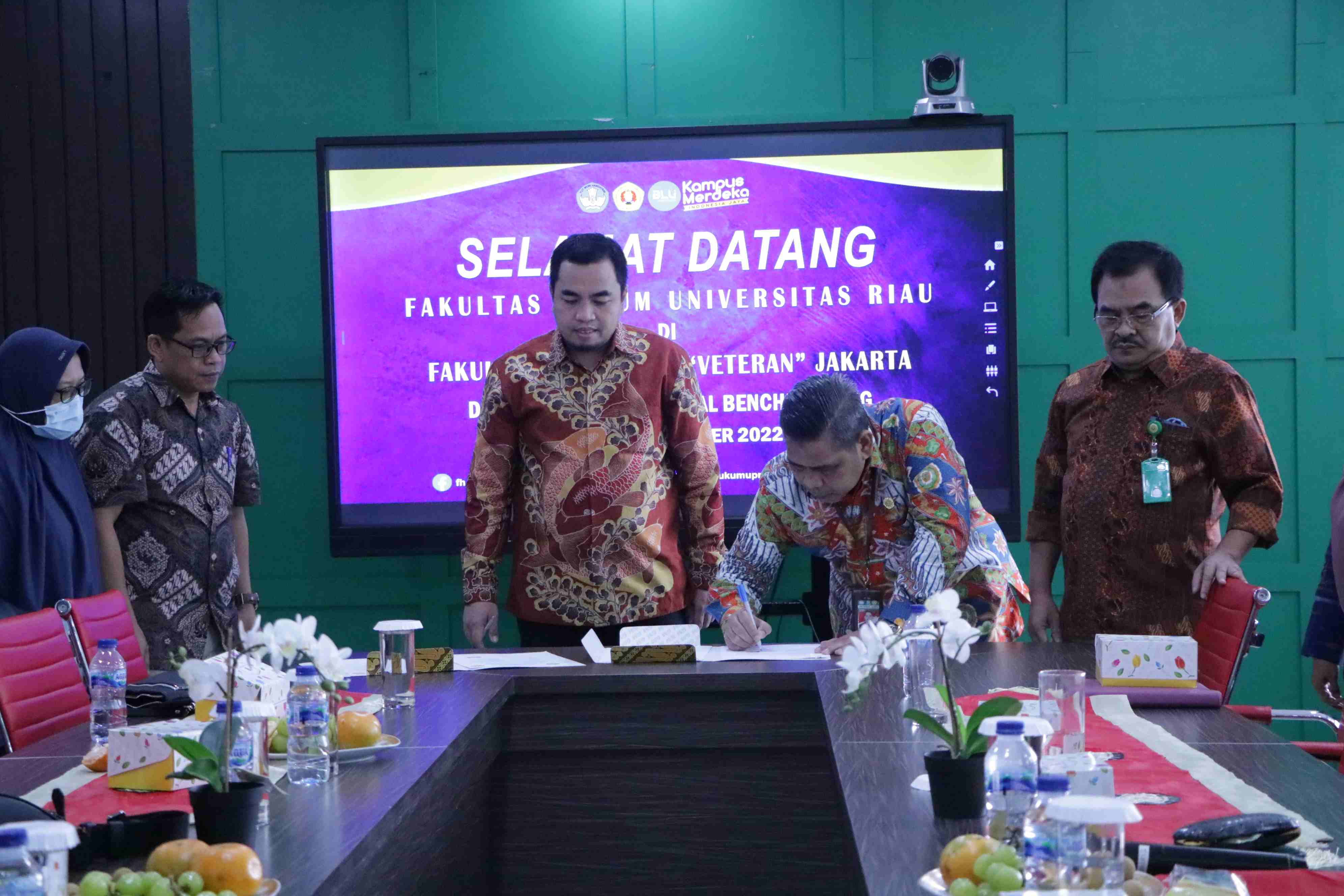 Dalam Rangka Eksternal Benchmarking Fakultas Hukum Universitas Riau (16)