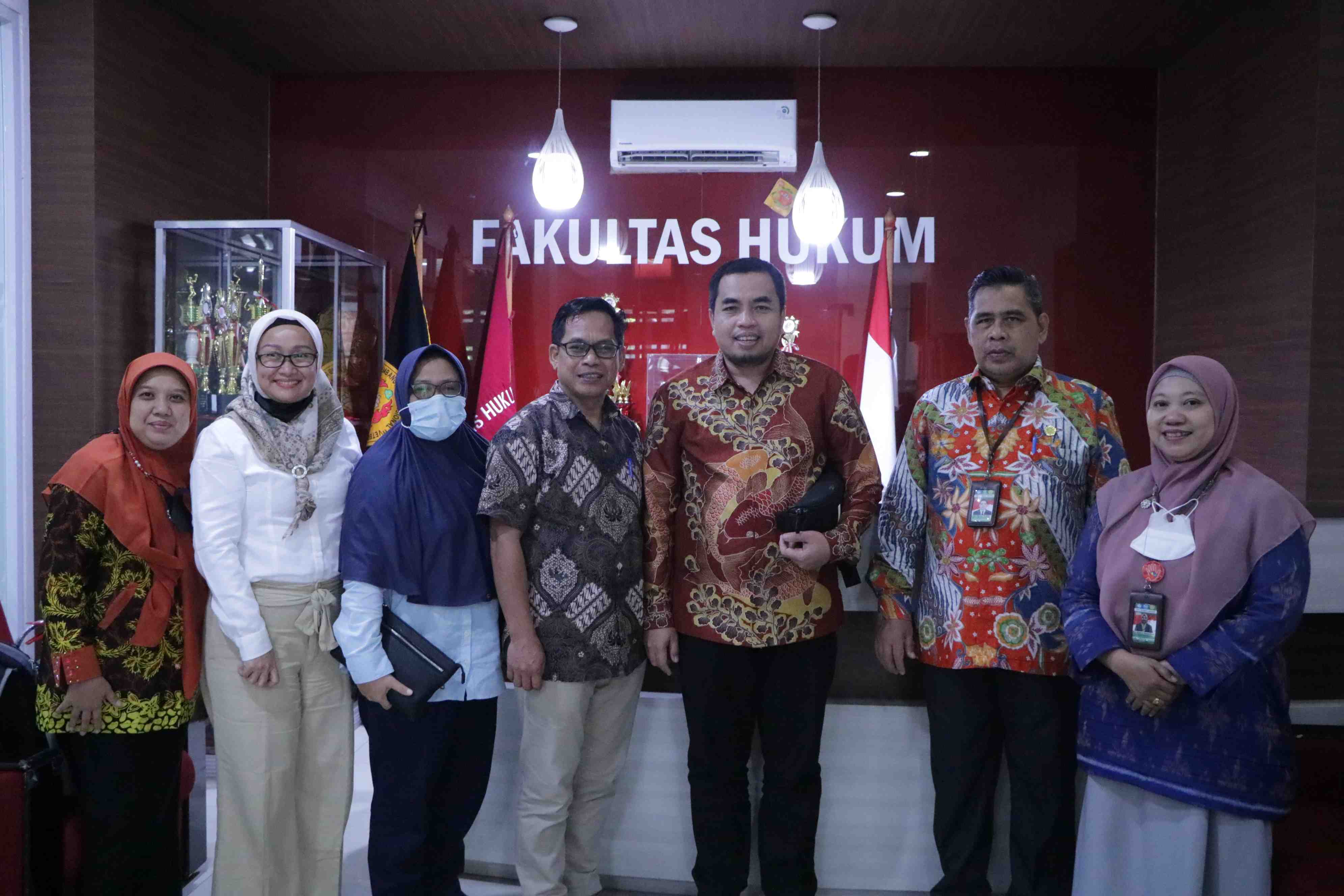 Dalam Rangka Eksternal Benchmarking Fakultas Hukum Universitas Riau (4)
