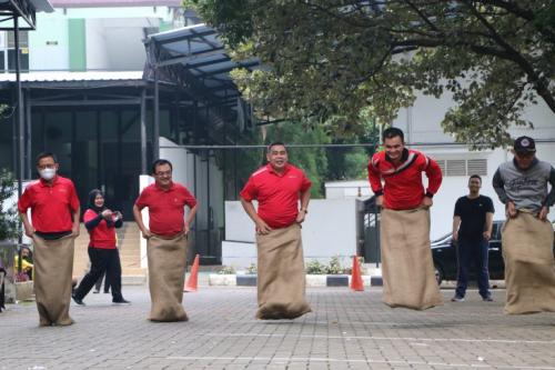 Fakultas Hukum UPN Veteran Jakarta menyelenggarakan kegiatan jalan santai serta berbagai perlombaan tradisional dalam rangka memeriahkan Dies Natalis Fakultas Hukum ke 22 (6)