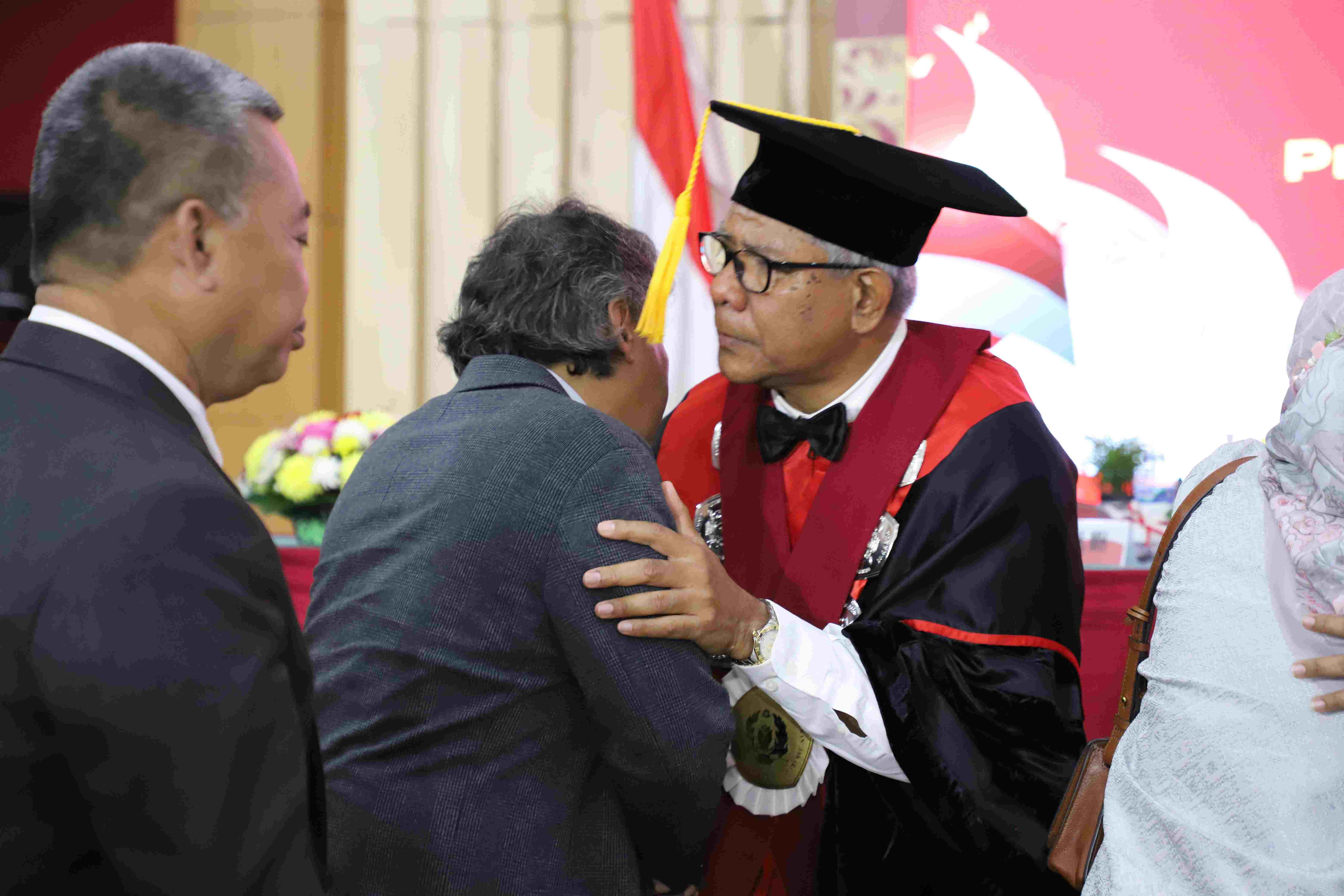 Pengukuhan Prof Dr Wicipto Setiadi SH MH Guru Besar bidang Ilmu Hukum Fakultas Hukum Universitas Pembangunan Nasional Veteran Jakarta (13)