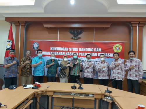 Fakultas Hukum mengadakan Studi Banding ke Fakultas Hukum Universitas Diponegoro dalam rangka pembukaan Program Studi Doktor (S3) Ilmu Hukum sekaligus mengadakan MoU. (4)